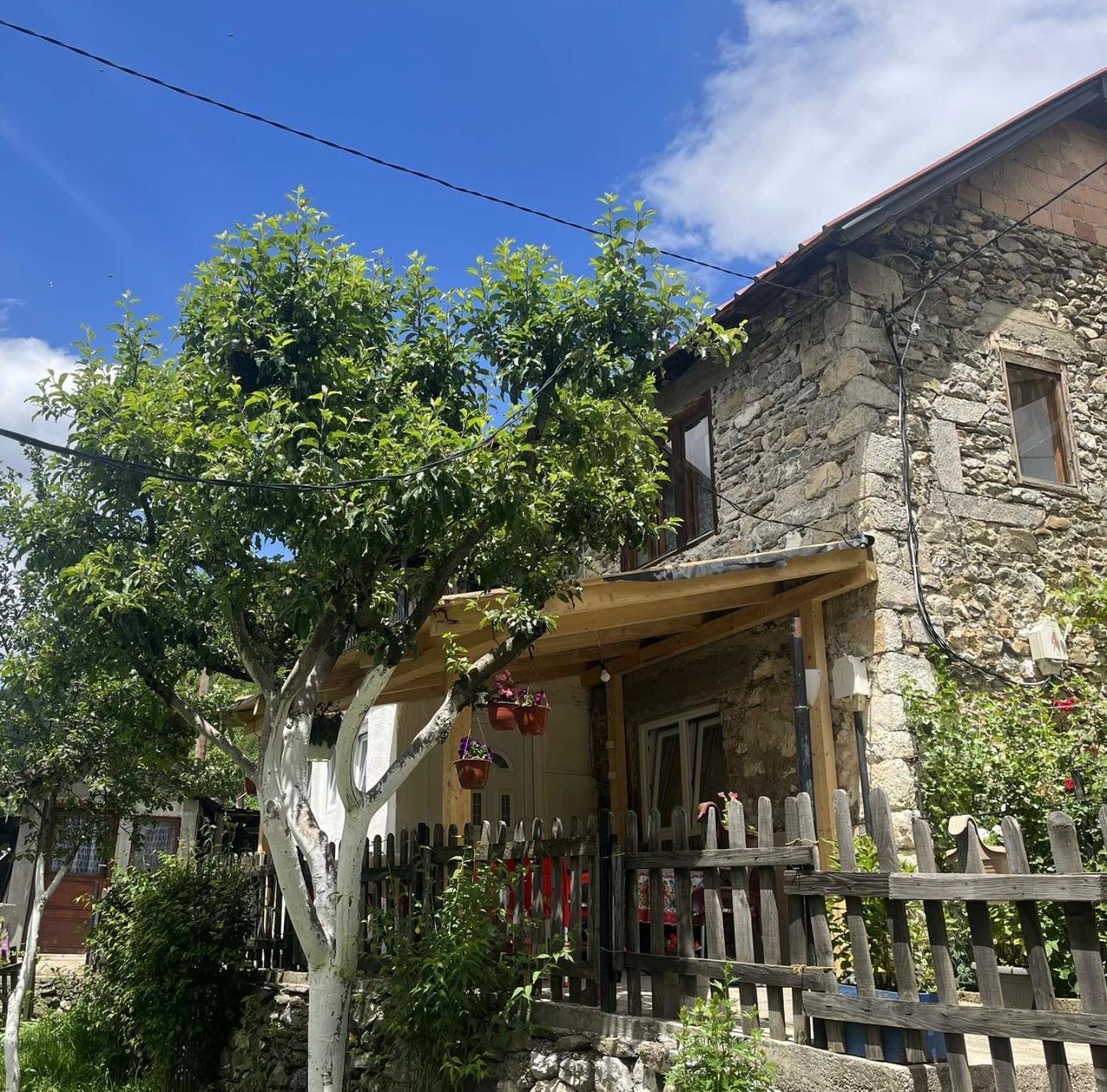 Guest House Guri Vuthaj エクステリア 写真